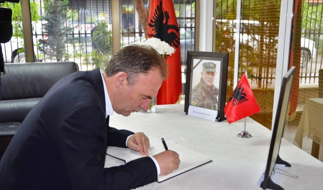 Haradinaj nënshkruhet në Librin e Zisë për humbjen e dy ushtarëve shqiptar në Letoni