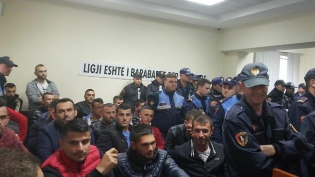Gjykata e Tiranës lë në burg 20 nga 50 protestuesit e arrestuar më 11 maj