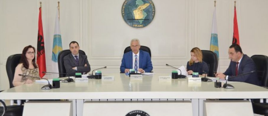 Parlamentit të Shqipërisë i mungojnë edhe 20 deputetë, pas djegjegies së mandatave të opozitës
