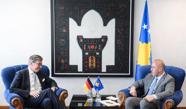 Haradinaj takohet me ambasadorin gjerman, diskutojnë për takimin në Berlin dhe pritjet nga ai i Parisit