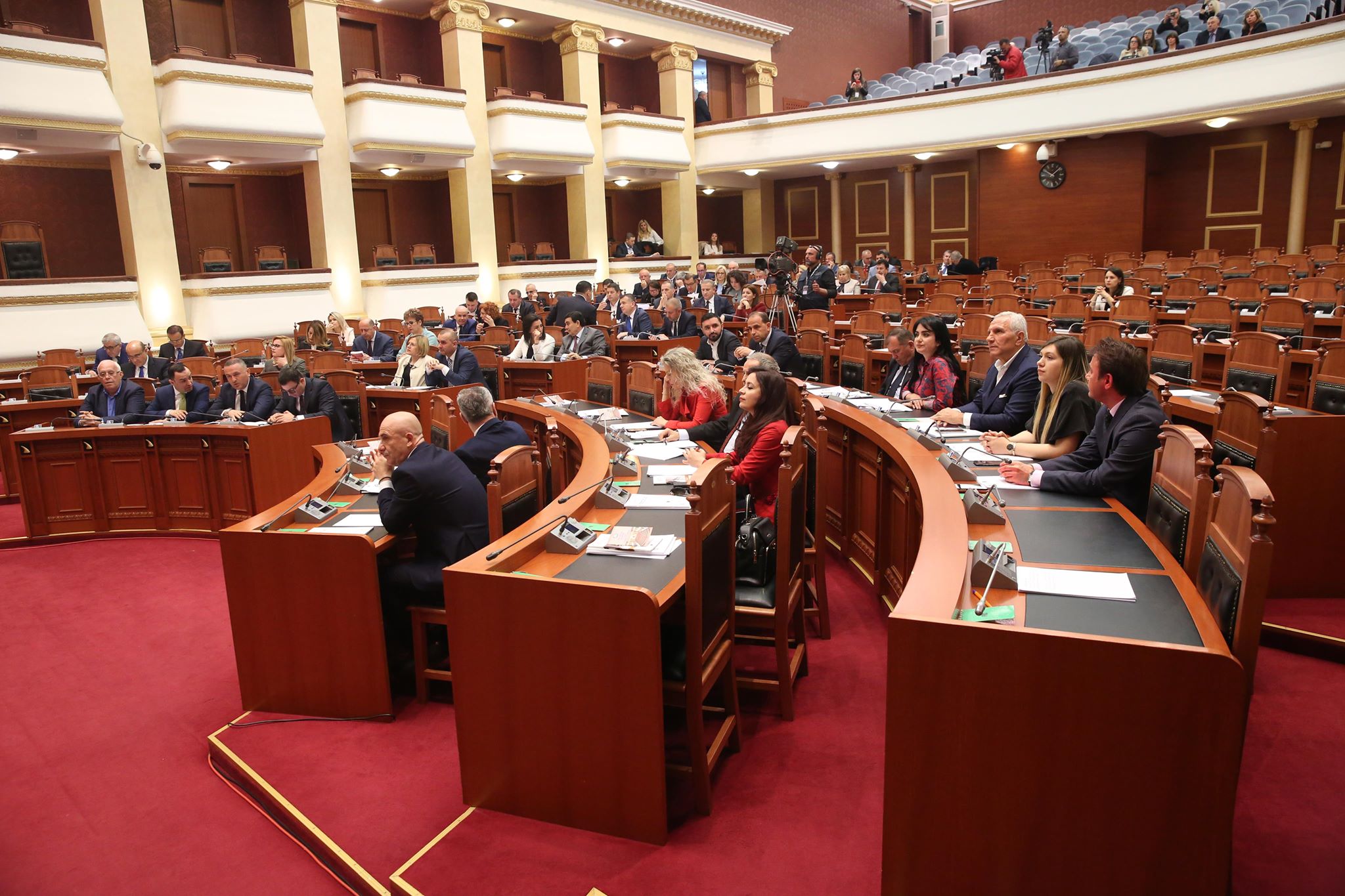 Betohen 12 deputetë në Kuvendin e Shqipërisë, numri shkon në 121
