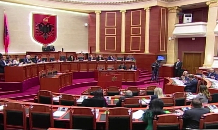 Kuvendi i Shqipërisë rrëzon Dekretin e Metës për vettingu në polici