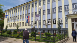 Flamuri i Serbisë para qendrës së votimit në Mitrovicën veriore