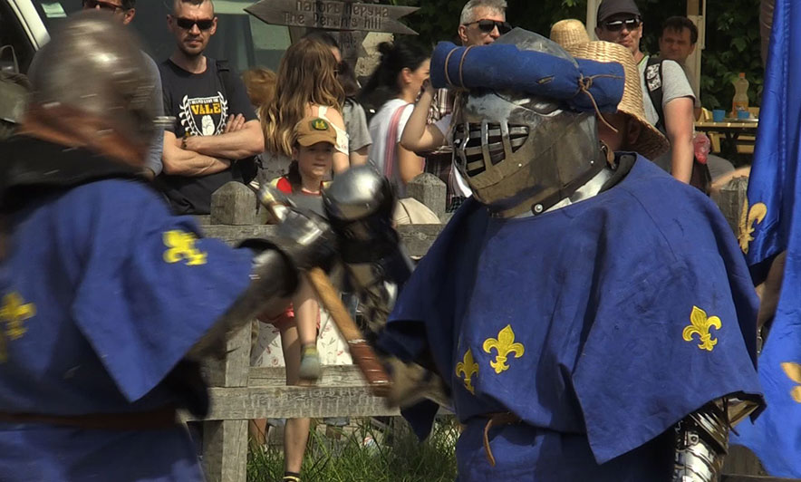 Në Ukrainë inskenohet beteja mesjetare në një festival të veçantë