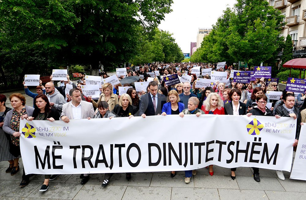 Me marsh kërkohet dorëheqja e Brovinës, mbështetje për viktimat dhe të mbijetuarit e luftës