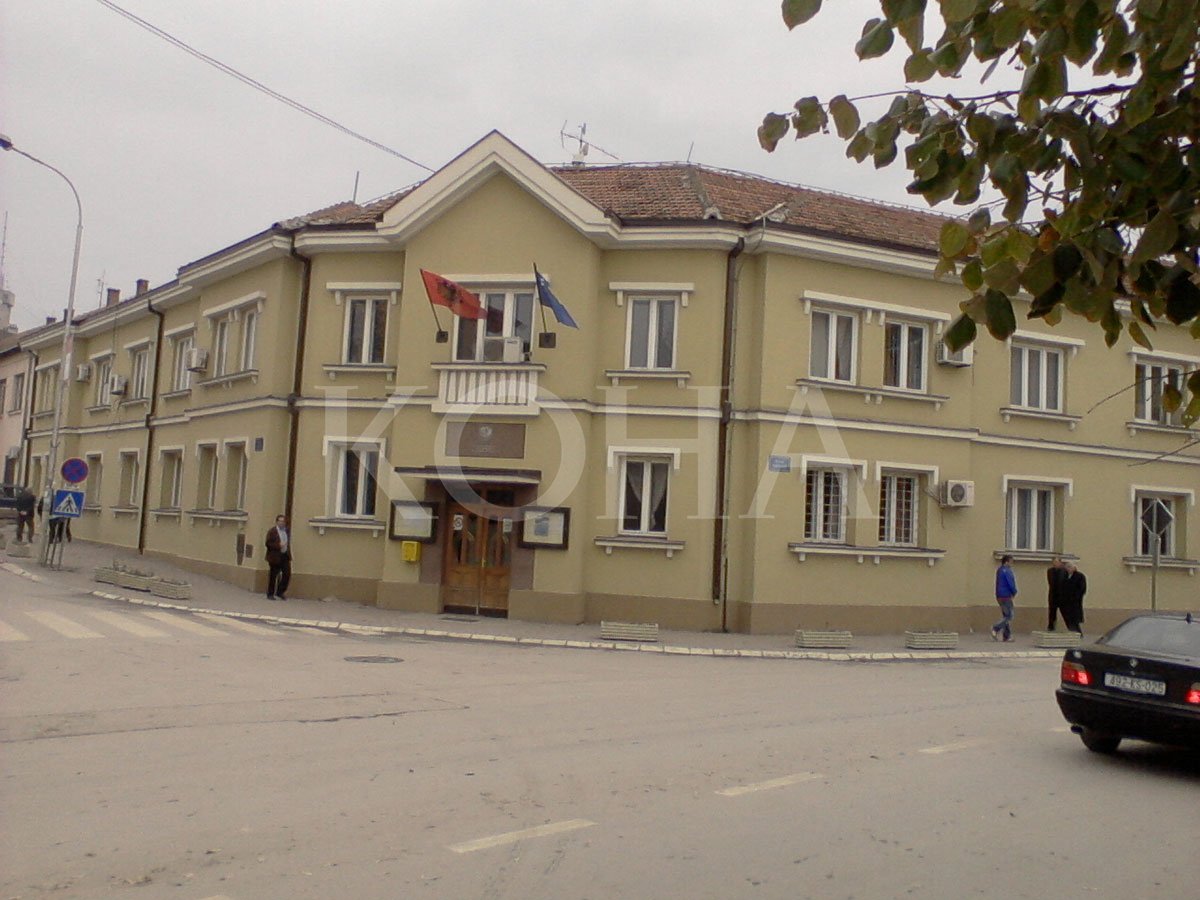Në Podujevë kërkohet që librat e Bibliotekës të vendosen përkohësisht në dy shkolla