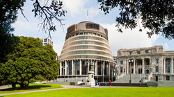 Zelandë e Re, një “përdhunues serial” punon në Parlament