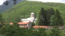 Kryetari i Deçanit i vendosur të mos e zbatojë vendimin që i jep toka Manastirit, përkundër pasojave e thirrjeve