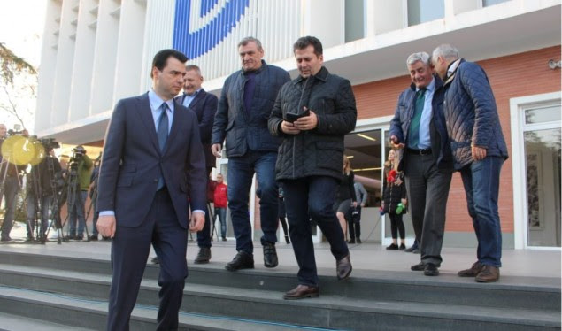 Basha mbledh në seli aleatët për aksionin opozitar