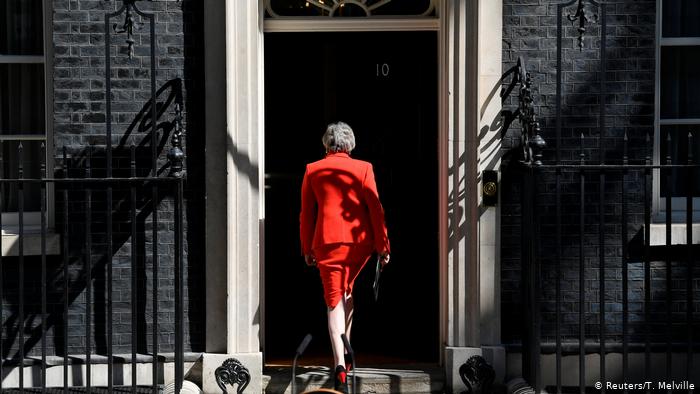 Karriera e Theresa May dhe çka do të ndodhë pas dorëheqjes së saj