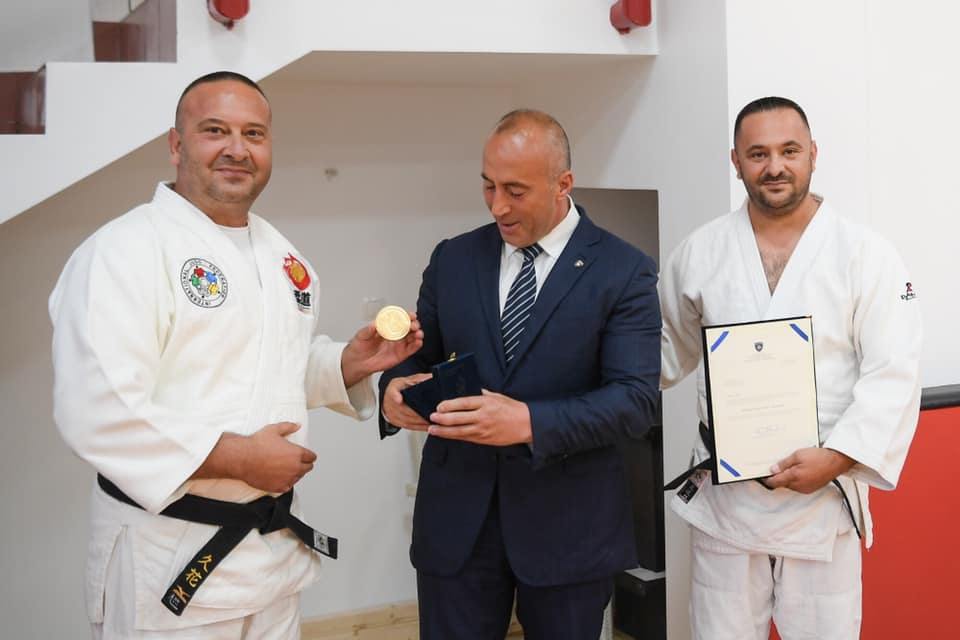 Haradinaj dekoron Kukën me medaljen “Gjergj Kastrioti-Skënderbeu”