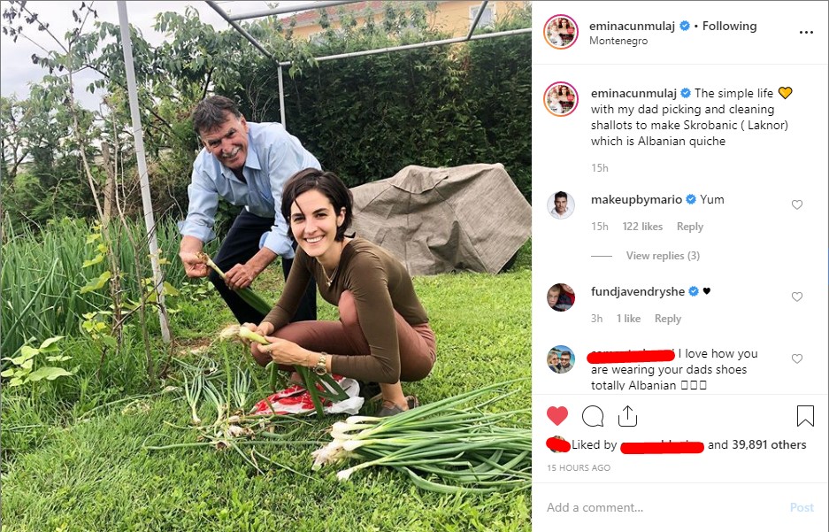 Emina Çunmulaj i kthehet fshatit, mëson vajzën si shkulen qepët 