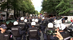 Protesta dhe përpjekje për pengesë të mbajtjes së festivalit “Mirëdita, Dobar dan” në Beograd