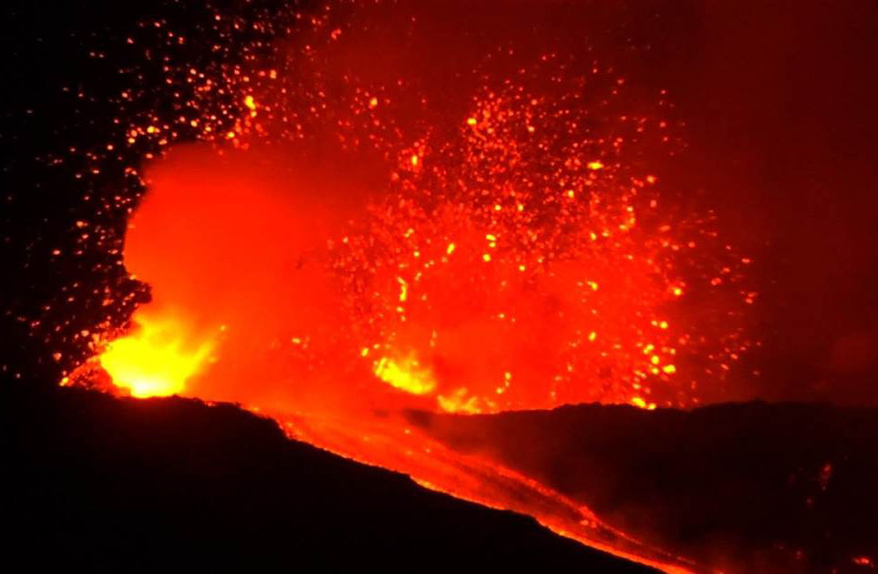Vullkani Etna ‘ndriçon’ Italinë
