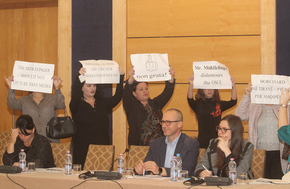 Ambasadori i OSBE-së në Tiranë Borchardt pritet me pankarta “Turp të kesh”
