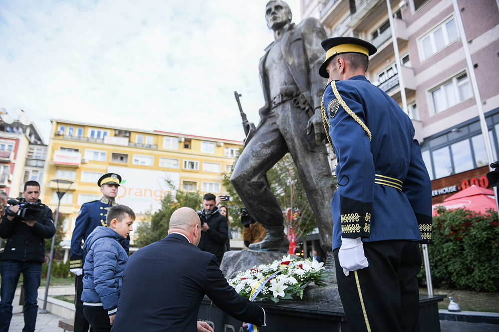 Haradinaj bën homazhe te shtatorja e Heroit Zahir Pajaziti, në ditëlindjen e 57- të tij