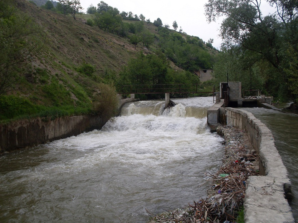 Foto: Ujërat ndërkufitarë të lumit Orqusha në vijën ndarëse Kosovë-Shqipëri në fshatin Orgjost