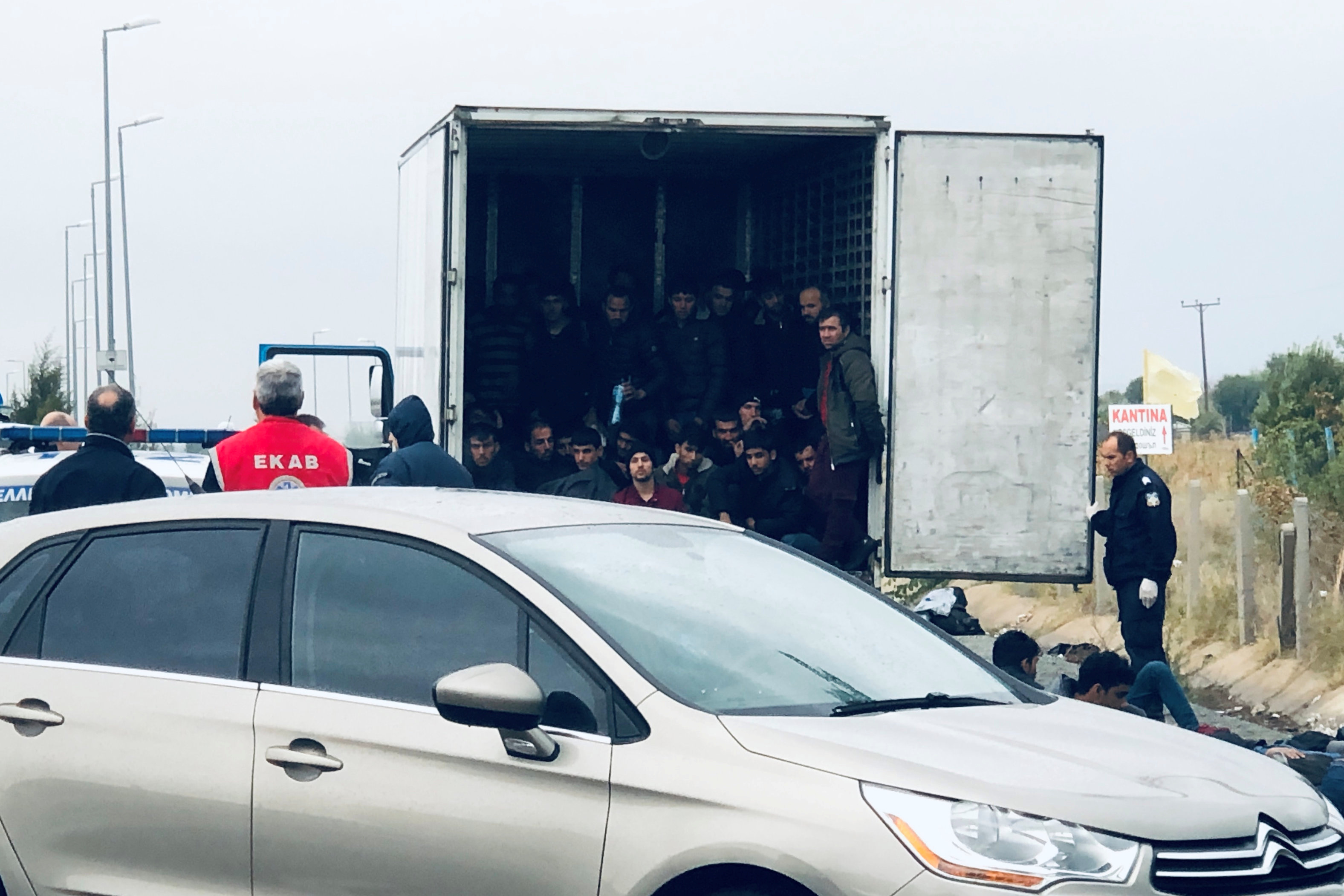 Policia greke gjeti 41 migrantë në një kamion frigorifer