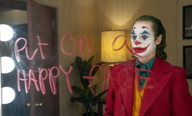 “Joker” inkason më shumë se 900 milionë dollarë në biletaritë e kinemave në të gjithë botën