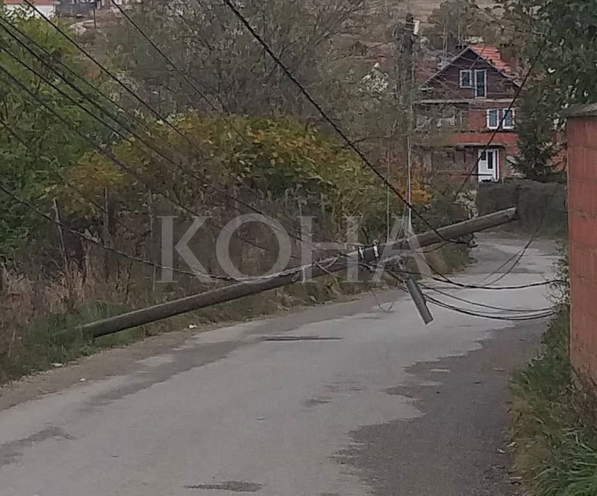 Shtyllat e vjetra vazhdojnë të rrezikojnë banorët në Hajvali  