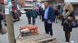 Inspektorët komunalë në Mitrovicë largojnë mallrat e ekspozuara në trotuare