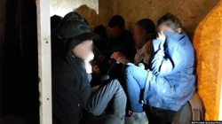 Policia kroate shpëton nëntë migrantë të fshehur në një arkë druri