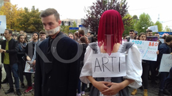 Studentët e Fakultetit të Arteve protestojnë para MASHT-it