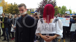 Studentët e Fakultetit të Arteve protestojnë para MASHT-it