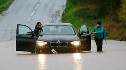 Shirat e rrëmbyeshëm shkaktojnë kaos në Britani, përmbytje në shumë zona