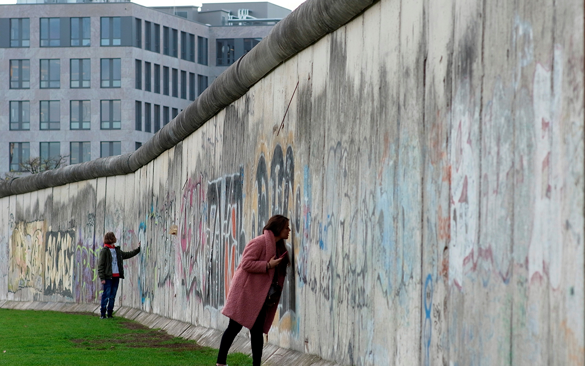 Rrëzimi i Murit të Berlinit nisi revolucionin në Evropë