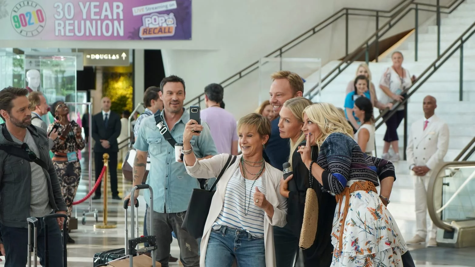 Zhgënjen ribërja e serialit të njohur "Beverly Hills 90201": Anulohen xhirimet pas gjashtë episodesh