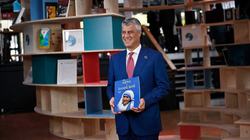 Thaçi ia dhuroi bibliotekës së Forumit të Paqes në Paris librin kushtuar Nënë Terezës