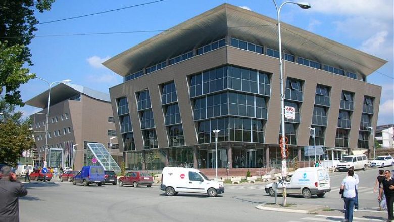 Duhej të punësoheshin 100 asistentë për fëmijët me nevoja të veçanta, nuk janë shpallur as konkurset