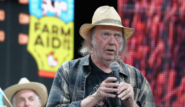 Neil Youngut i zvarritet shtetësia e dyfishtë amerikane, ka ngecur për shkak të marihuanës