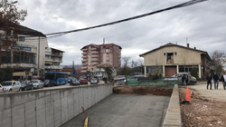 Objekti i pensionistëve në Ferizaj rrënohet për t`ia lërë vendin rrethrrotullimit