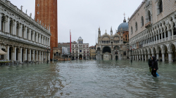Reshjet e mëdha të shiut përmbysin Venecian