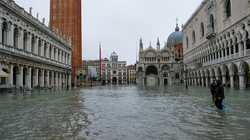 Reshjet e mëdha të shiut përmbysin Venecian