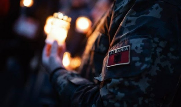 Në Letoni nderohen dëshmorët shqiptarë major Klodian Tanushi dhe nëntetarja Zarife Hasanaj
