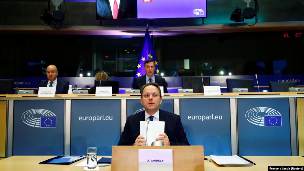 Varhelyi: Dialogu Kosovë-Serbi të përmbyllet suksesshëm më 2020