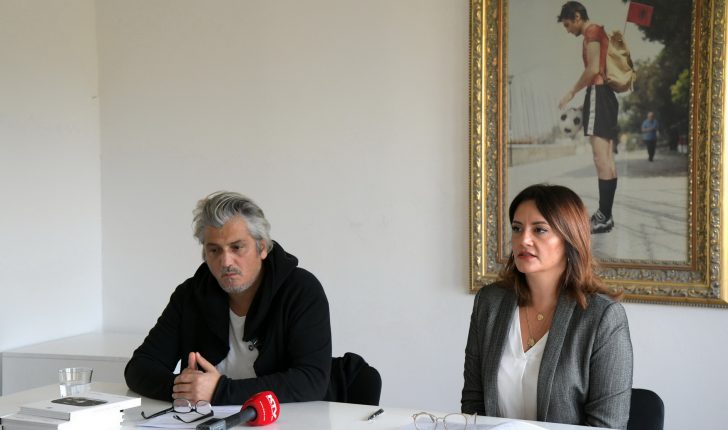Artisti Sislej Xhafa i dhuron Galerisë Kombëtare të Kosovës një nga veprat e tij më të rëndësishme