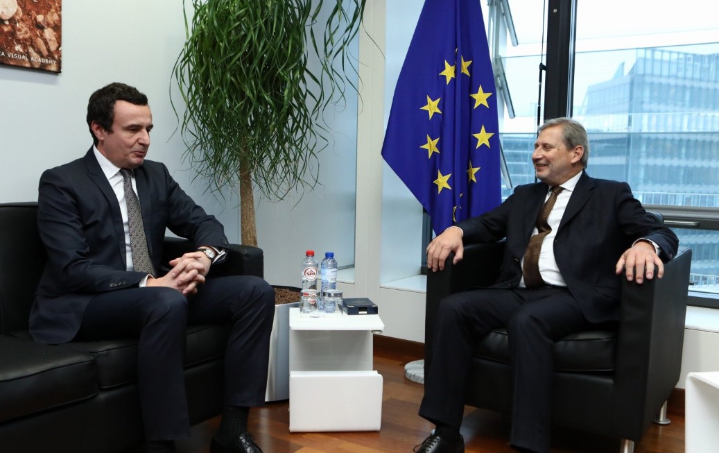 Hahn takon Kurtin në Bruksel, flasin për dialogun e gjendjen në Kosovë