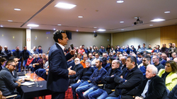 Kurti iu premton bashkatdhetarëve krijim të kushteve për investime në Kosovë