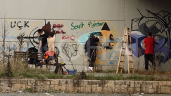 Artistë të rinj shqiptarë e serbë, hapin festivalin e muraleve në urën e Ibrit