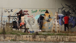Artistë të rinj shqiptarë e serbë, hapin festivalin e muraleve në urën e Ibrit