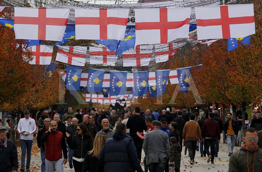 Tifozët mbushin sheshet në prag të ndeshjes Kosovë – Angli