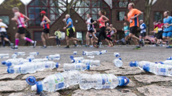 Vrapuesit mund të përjashtohen nga gara nëse hedhin shishe plastike në rrugë
