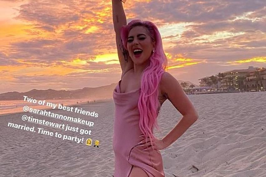 Lady Gaga shkëlqen në martesën e shoqes më të mirë