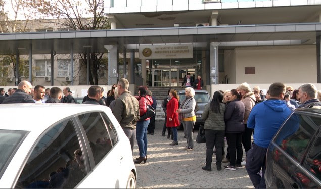 Punëtorët teknikë këmbëngulës për paga 350 euro, njohësit e ekonomisë mbështesin kërkesat
