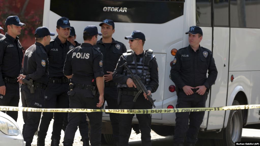 Turqia arreston mbi 100 ushtarë për lidhje të dyshuara me Gulenin