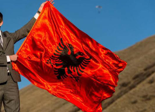 Reagon nënkryetari i Parlamentit pas gjobitjes së shqiptarit në Mal të Zi për valëvitje të flamurit shqiptar